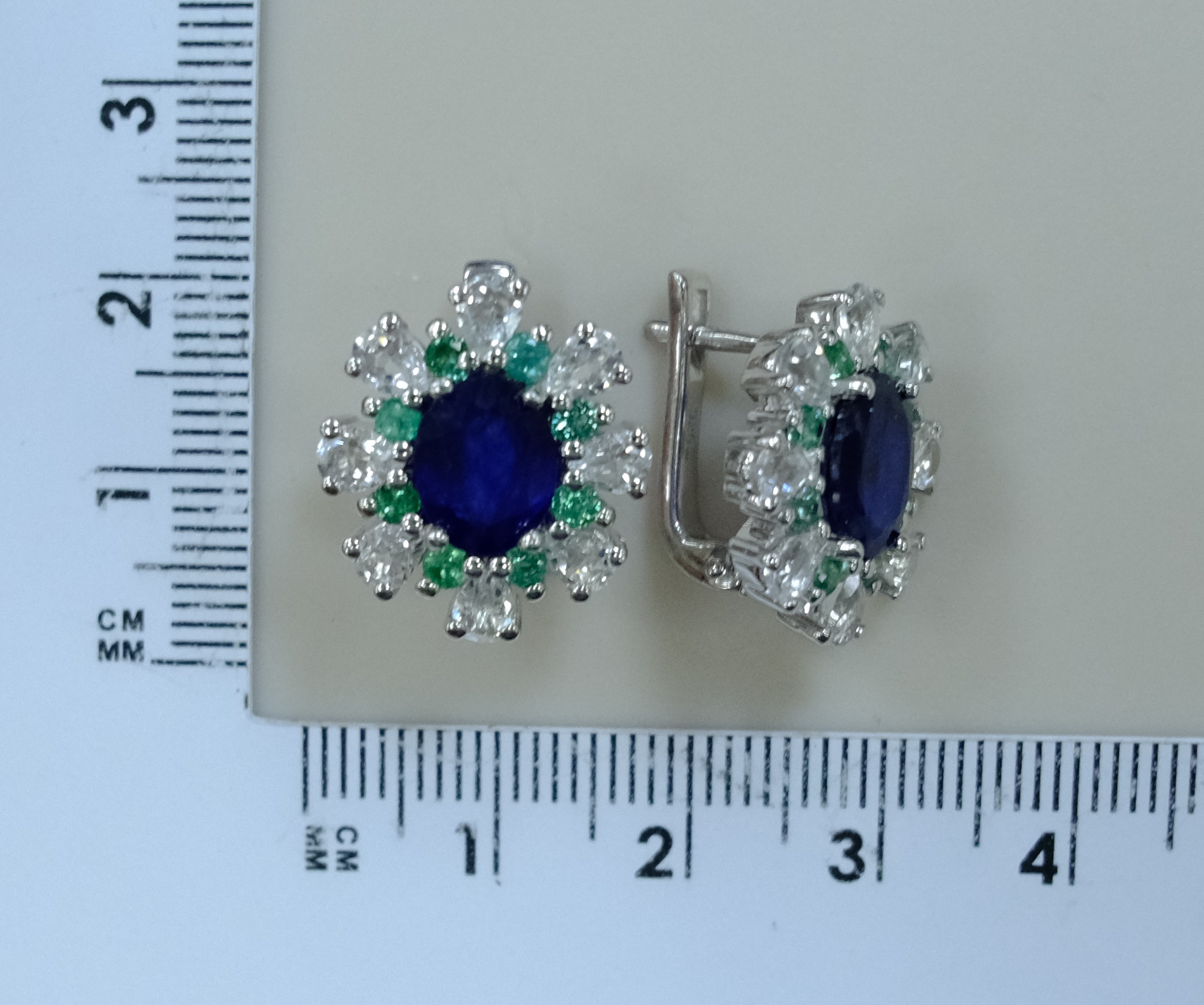 Серебряные серьги с сапфирами и изумрудами